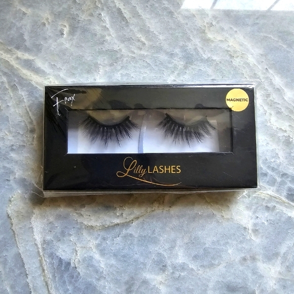 Lilly Lashes NIB Irreplaceable Magnetic Lashes w/ Liner - Picture 3 of 5
